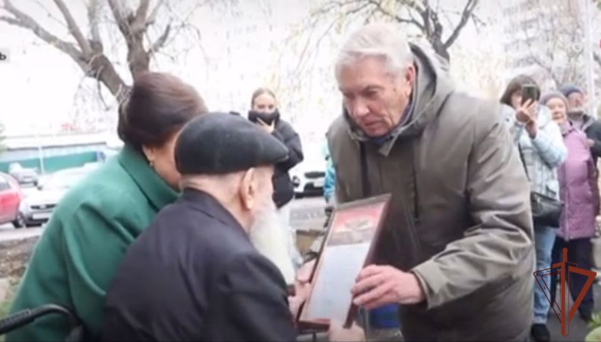 Со 100-летним юбилеем ветерана Великой Отечественной войны поздравили росгвардейцы в Тюмени (видео)