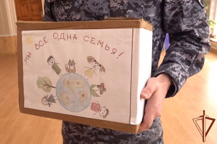 Росгвардейцы доставили адресованные сверстникам из Херсонской области детские письма