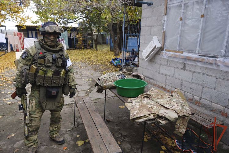 Незарегистрированное оружие и форму ВСУ обнаружили росгвардейцы в ДНР  