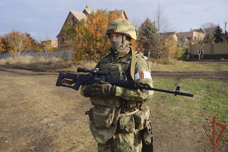 Незарегистрированное оружие и форму ВСУ обнаружили росгвардейцы в ДНР  