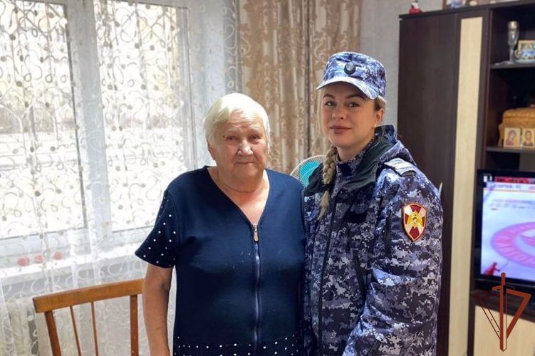Военнослужащие и сотрудники Сибирского округа Росгвардии поздравили пожилых людей с праздником