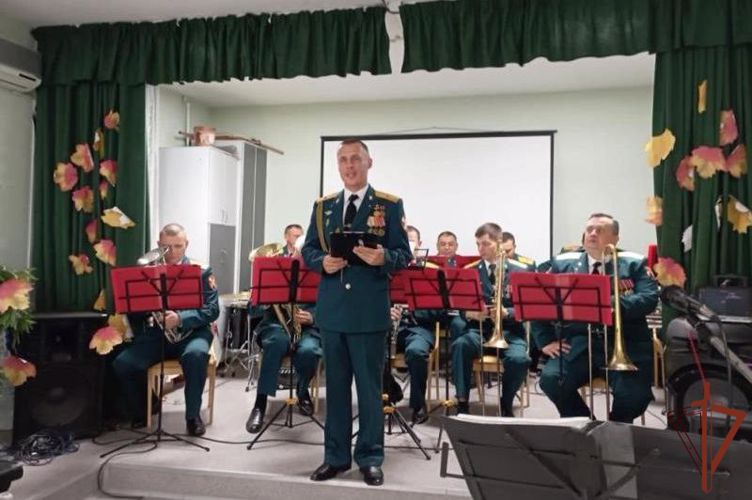 Военнослужащие и сотрудники Сибирского округа Росгвардии поздравили пожилых людей с праздником