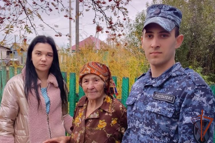 Военнослужащие и сотрудники Сибирского округа Росгвардии поздравили пожилых людей с праздником