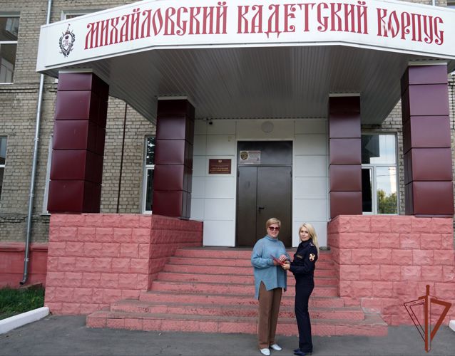 Росгвардейцы Центрального округа поздравили учителей с профессиональным праздником