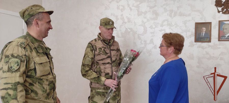 Росгвардейцы Центрального округа поздравили учителей с профессиональным праздником