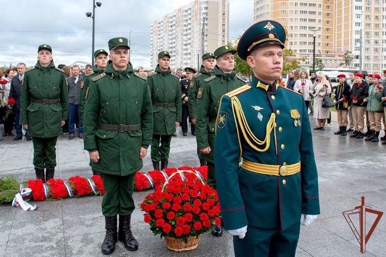 Сотрудники Росгвардии почтили память подольских курсантов