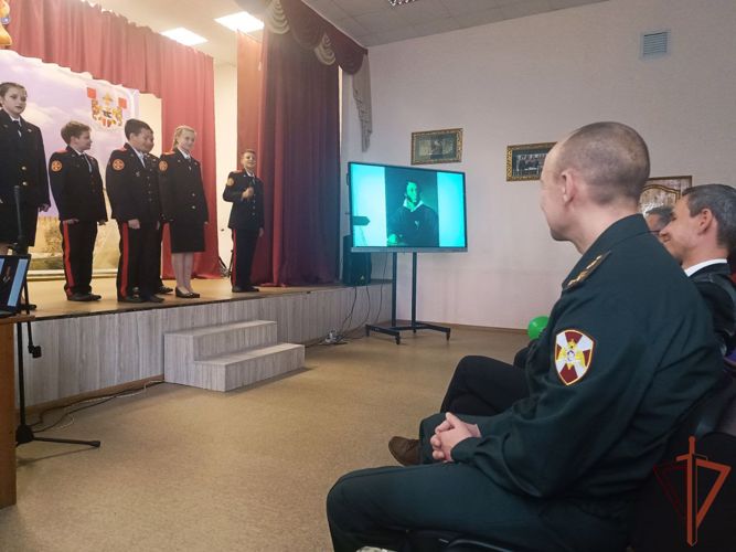 Росгвардейцы Центрального округа поздравили учителей с профессиональным праздником