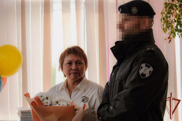 Росгвардейцы поздравили сибирских учителей с профессиональным праздником