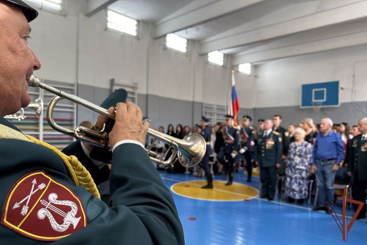 Военнослужащие Росгвардии приняли участие в церемонии открытия парты Героя в Красноярском крае