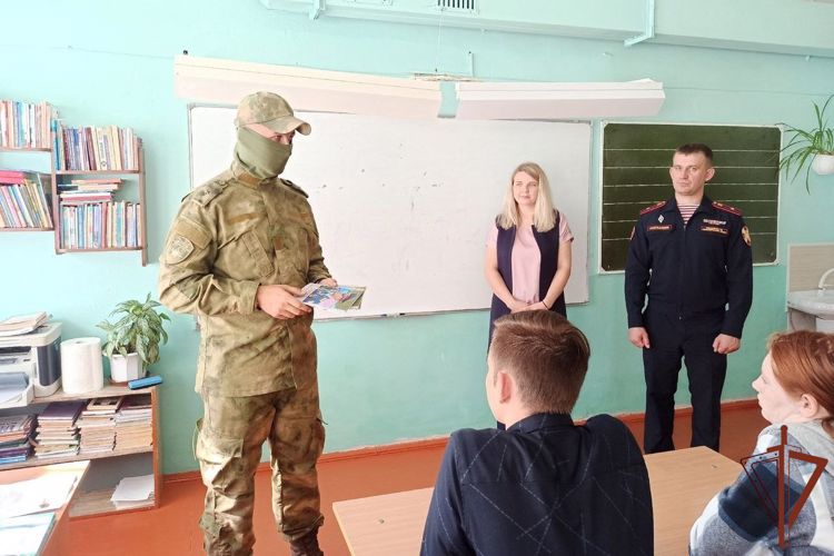 Росгвардейцы провели уроки мужества и профориентационные мероприятия для подрастающего поколения в Сибири