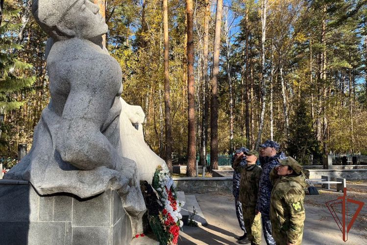 Росгвардейцы и подшефные кадеты облагородили места захоронения и территорию мемориальных комплексов в Сибири
