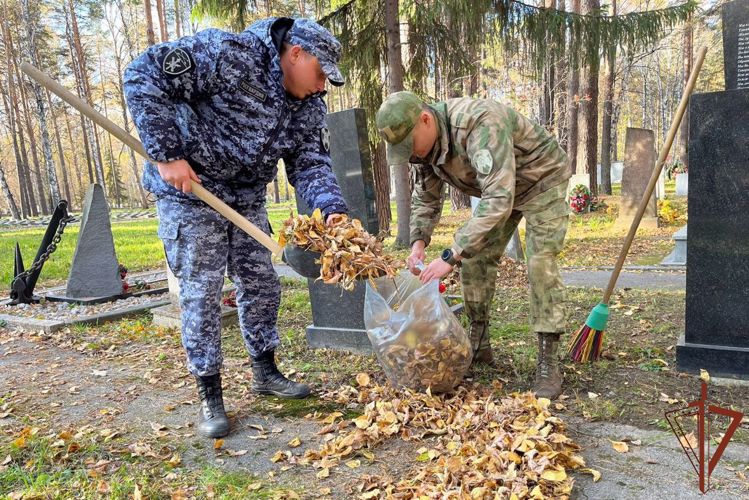 Росгвардейцы и подшефные кадеты облагородили места захоронения и территорию мемориальных комплексов в Сибири
