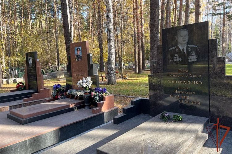 Росгвардейцы и подшефные кадеты облагородили места захоронения и территорию мемориальных комплексов в Сибири