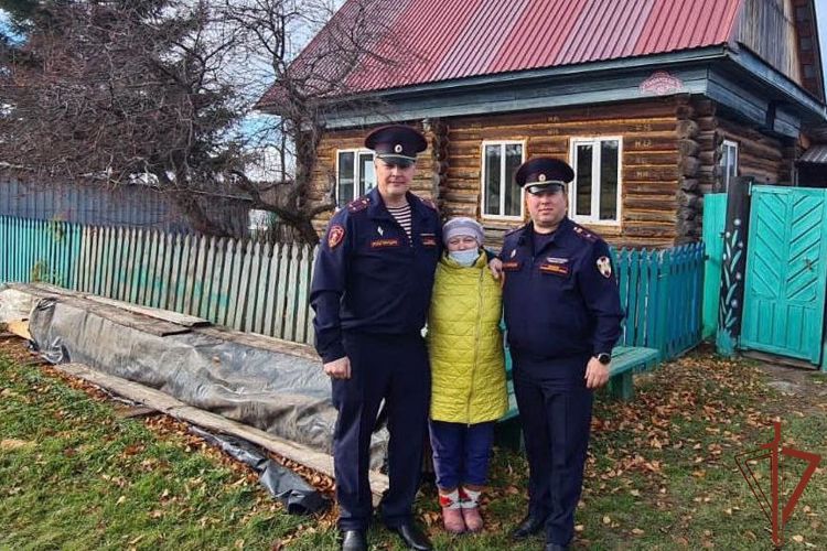 Росгвардейцы провели реконструкцию фундамента дома родителей погибшего сослуживца в Томской области