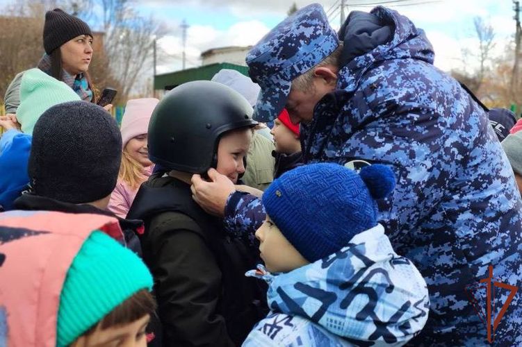 Росгвардейцы Сибирского округа участвуют в патриотическом воспитании детей и молодежи