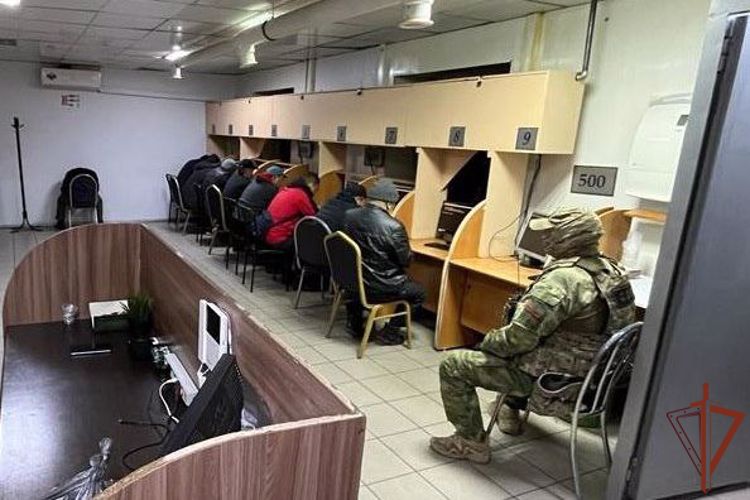 ОМОН Росгвардии задержал подозреваемых в организации незаконной игорной деятельности в Кызыле