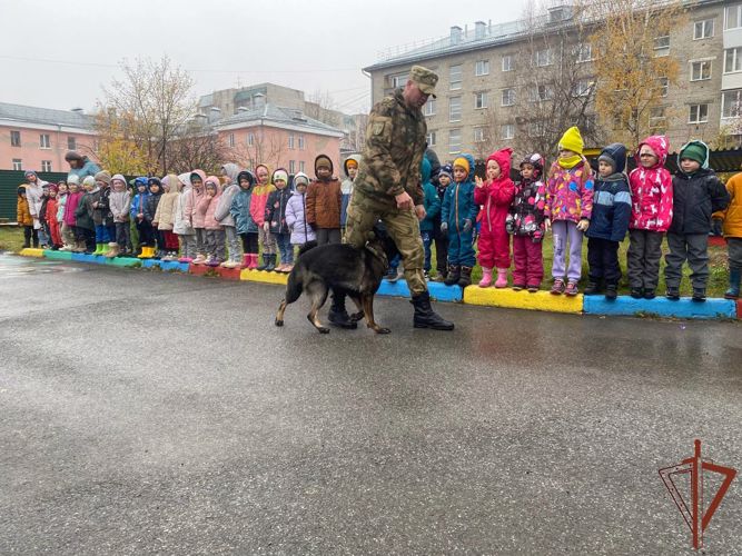Уроки мужества и профориентационные мероприятия провели росгвардейцы в Сибири 