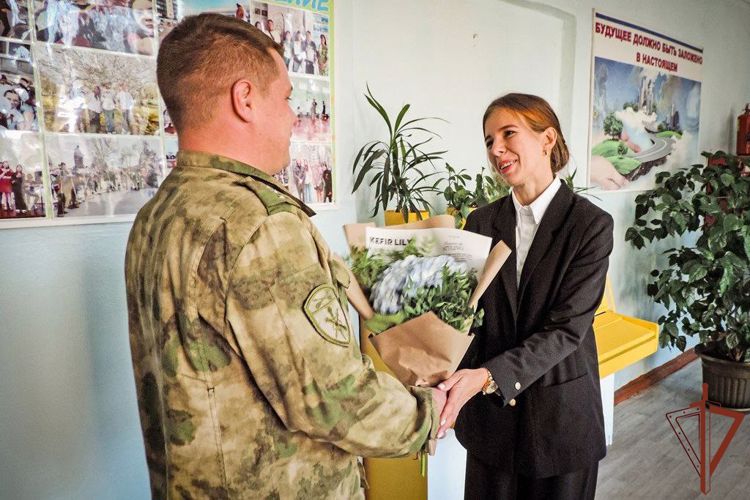 Росгвардейцы поздравили сибирских учителей с профессиональным праздником