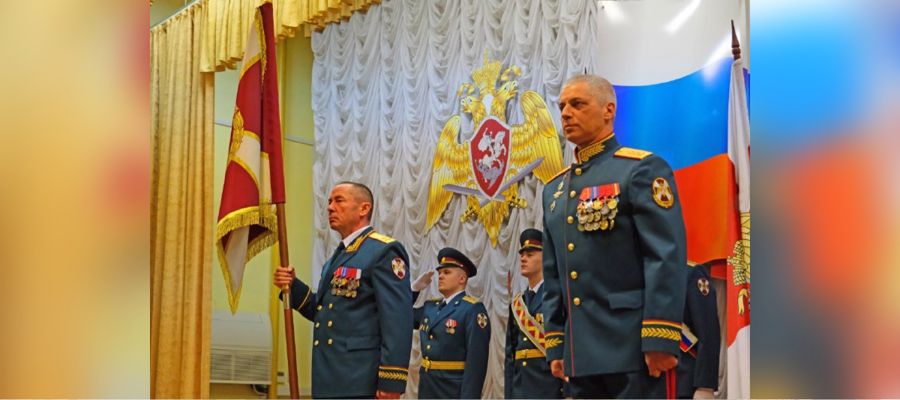 Генерал-полковник Сергей Бойко вручил личный штандарт командующего Уральским округом войск национальной гвардии Российской Федерации генерал-лейтенанту Владимиру Спиридонову (видео)
