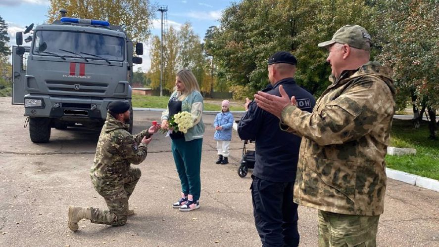 По возвращении домой с СВО сотрудник Росгвардии из Иркутска сделал предложение возлюбленной 