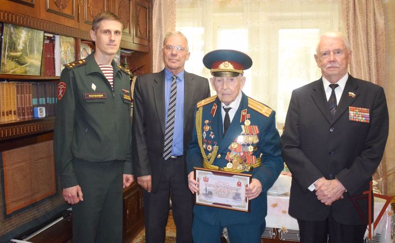 Росгвардейцы в Крыму поздравили с Днем пожилого человека участника Великой Отечественной войны
