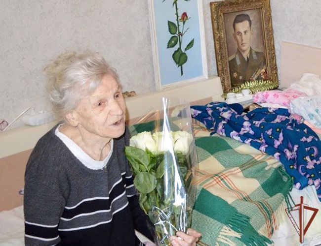 Росгвардейцы поздравили с 95-летием жительницу Ялты, подростком в годы войны трудившуюся на оборонных предприятиях