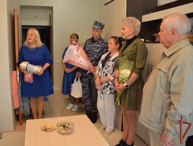 Росгвардейцы поздравили с 95-летием жительницу Ялты, подростком в годы войны трудившуюся на оборонных предприятиях