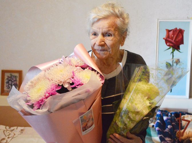Росгвардейцы поздравили с 95-летием жительницу Ялты, подростком в годы войны трудившуюся на оборонных предприятиях
