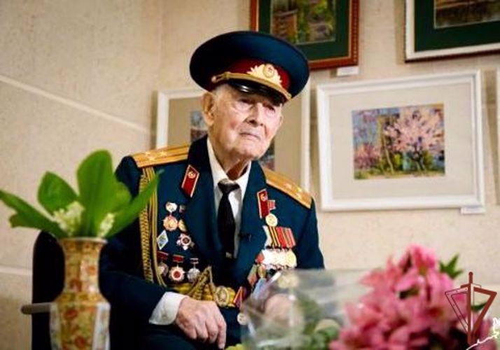 Росгвардейцы в Крыму поздравили с Днем пожилого человека участника Великой Отечественной войны