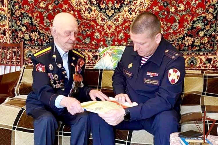 98-летнего ветерана с годовщиной образования вневедомственной охраны поздравили росгвардейцы в Ростове-на-Дону 