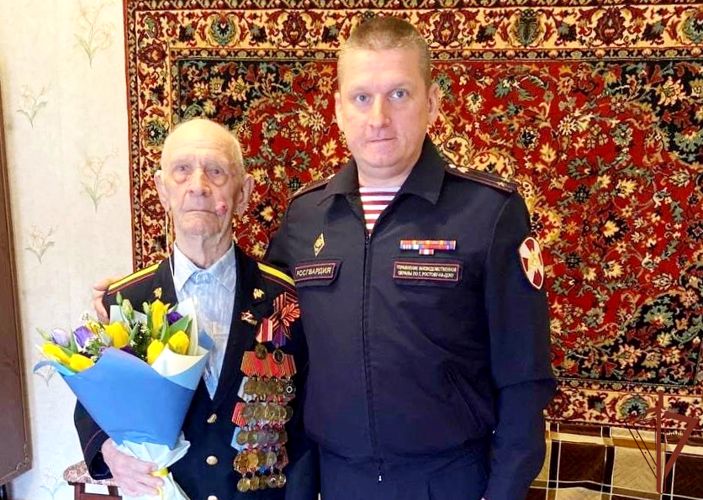 98-летнего ветерана с годовщиной образования вневедомственной охраны поздравили росгвардейцы в Ростове-на-Дону