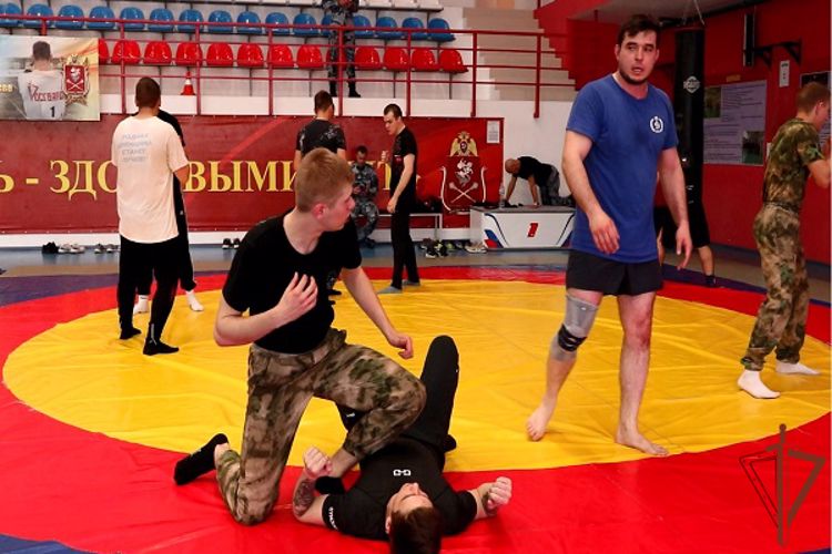 Чемпион по боевому самбо провел открытую тренировку для столичных росгвардейцев