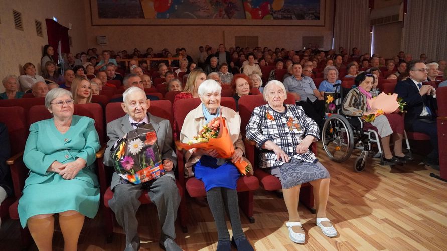 В Саратовской области сотрудники Росгвардии приняли участие в концерте по случаю Международного Дня пожилых людей