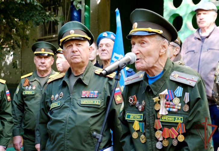 Военнослужащие Росгвардии в Астрахани поздравили с 98-летием ветерана Великой Отечественной войны