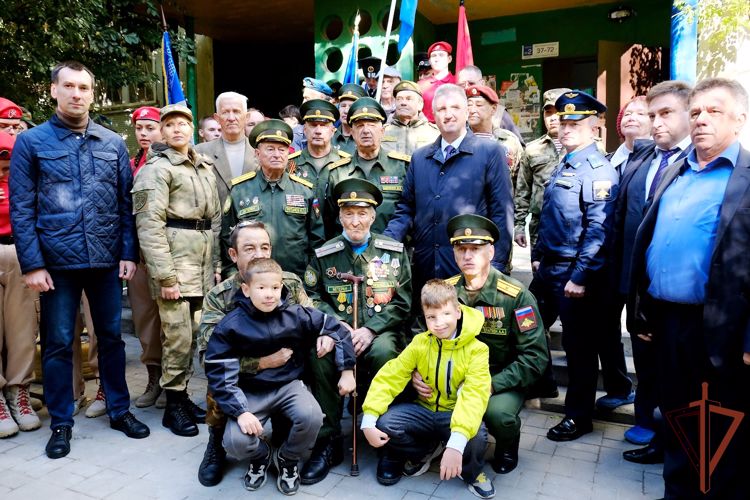 Военнослужащие Росгвардии в Астрахани поздравили с 98-летием ветерана Великой Отечественной войны 