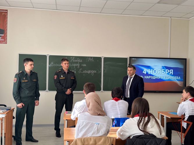 Росгвардейцы провели занятие для учеников профильного класса ведомства в Дагестане