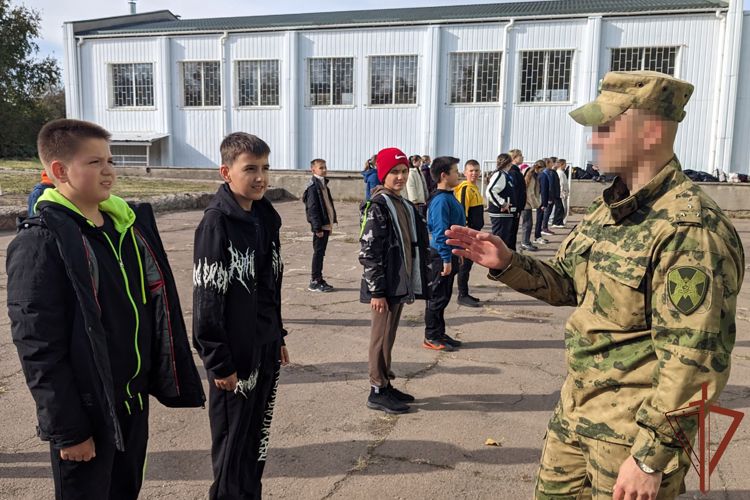 Росгвардейцы встретились с детьми из подшефных классов в Луганске