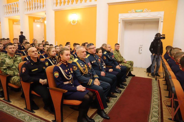 Генерал-лейтенант Алексей Воробьев вручил знамя учебного заведения начальнику Пермского президентского кадетского училища Росгвардии 