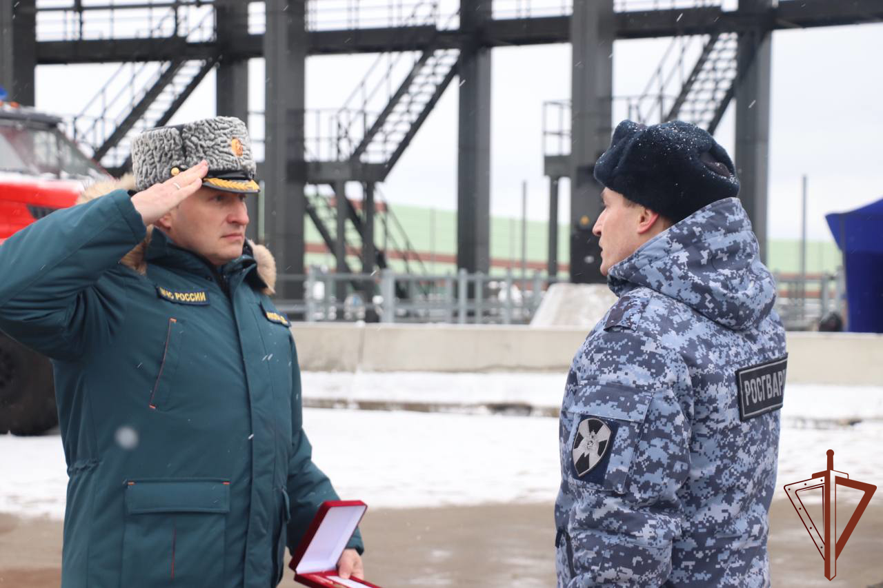 Глава МЧС России Александр Куренков наградил росгвардейцев за спасение ребенка на пожаре в Твери