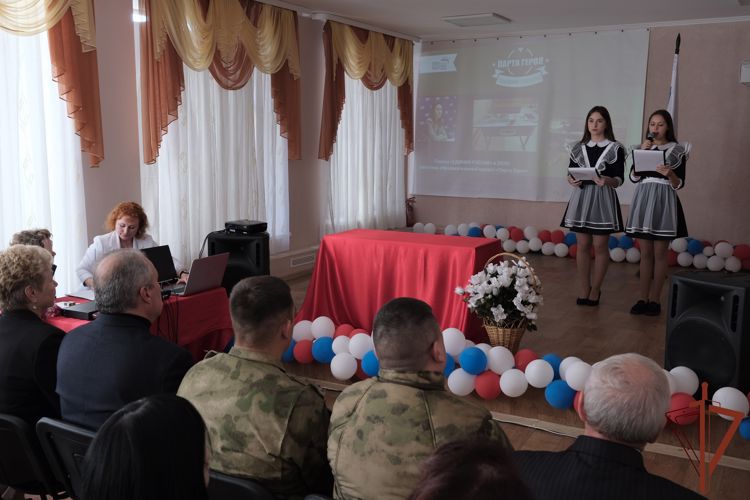При содействии Росгвардии открыта Парта героя в луганской школе