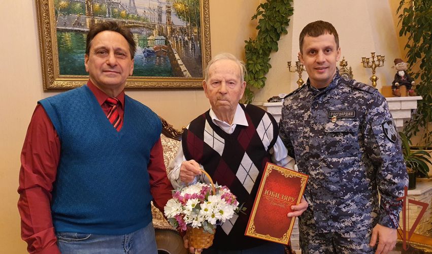 Ветерана войск правопорядка с 90-летним юбилеем  поздравили росгвардейцы в Тюмени 