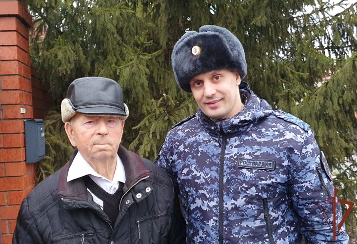Ветерана войск правопорядка с 90-летним юбилеем поздравили росгвардейцы в Тюмени