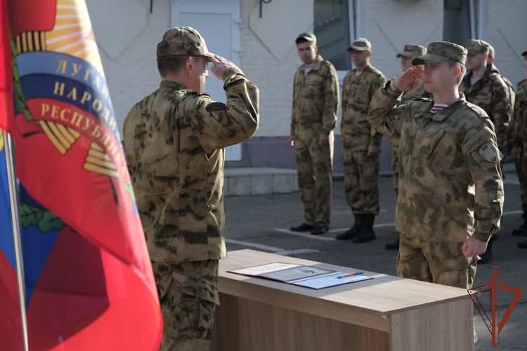 Сотрудники Росгвардии торжественно присягнули на верность Отечеству в Луганске