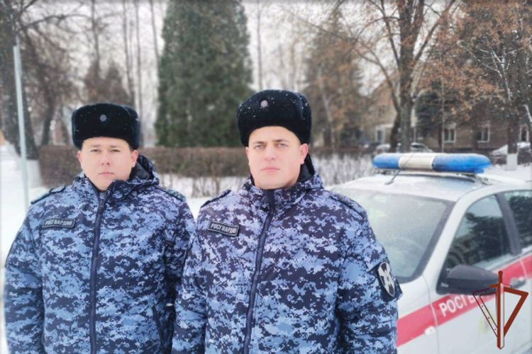 Сотрудники Росгвардии оказали первую медицинскую помощь пострадавшим в ДТП в Московской области