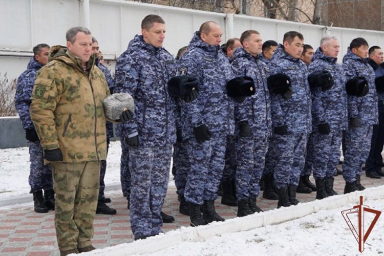 Военнослужащие и сотрудники почтили память погибших при исполнении служебного долга коллег в Восточном округе Росгвардии