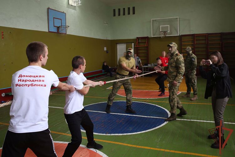 Росгвардия и «Движение первых» провели в ДНР посвященную Дню народного единства спартакиаду (видео)