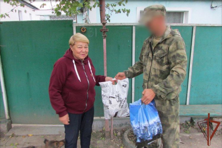 Росгвардейцы оказывают помощь населению ЛНР 