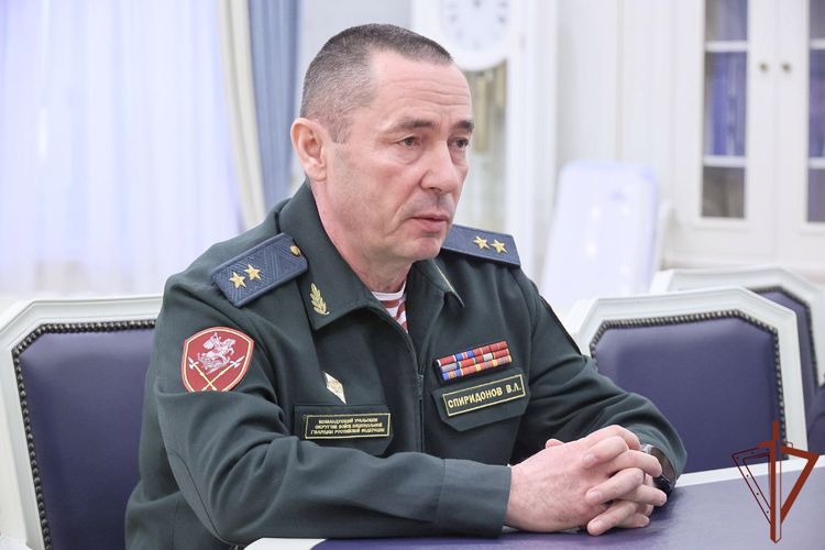 Состоялась встреча полномочного представителя Президента РФ в УрФО Владимира Якушева и командующего Уральским округом Росгвардии генерал-лейтенанта Владимира Спиридонова