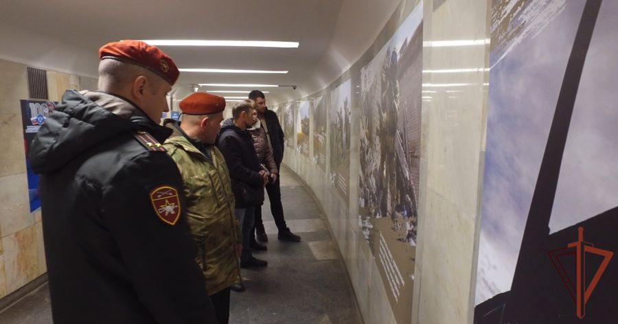Открылась фотовыставка о спецназе Росгвардии в новосибирском метрополитене