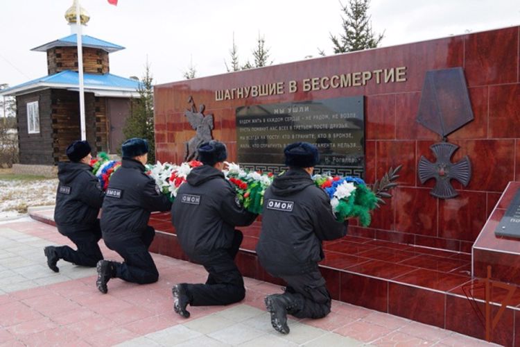 Военнослужащие и сотрудники почтили память погибших при исполнении служебного долга коллег в Восточном округе Росгвардии